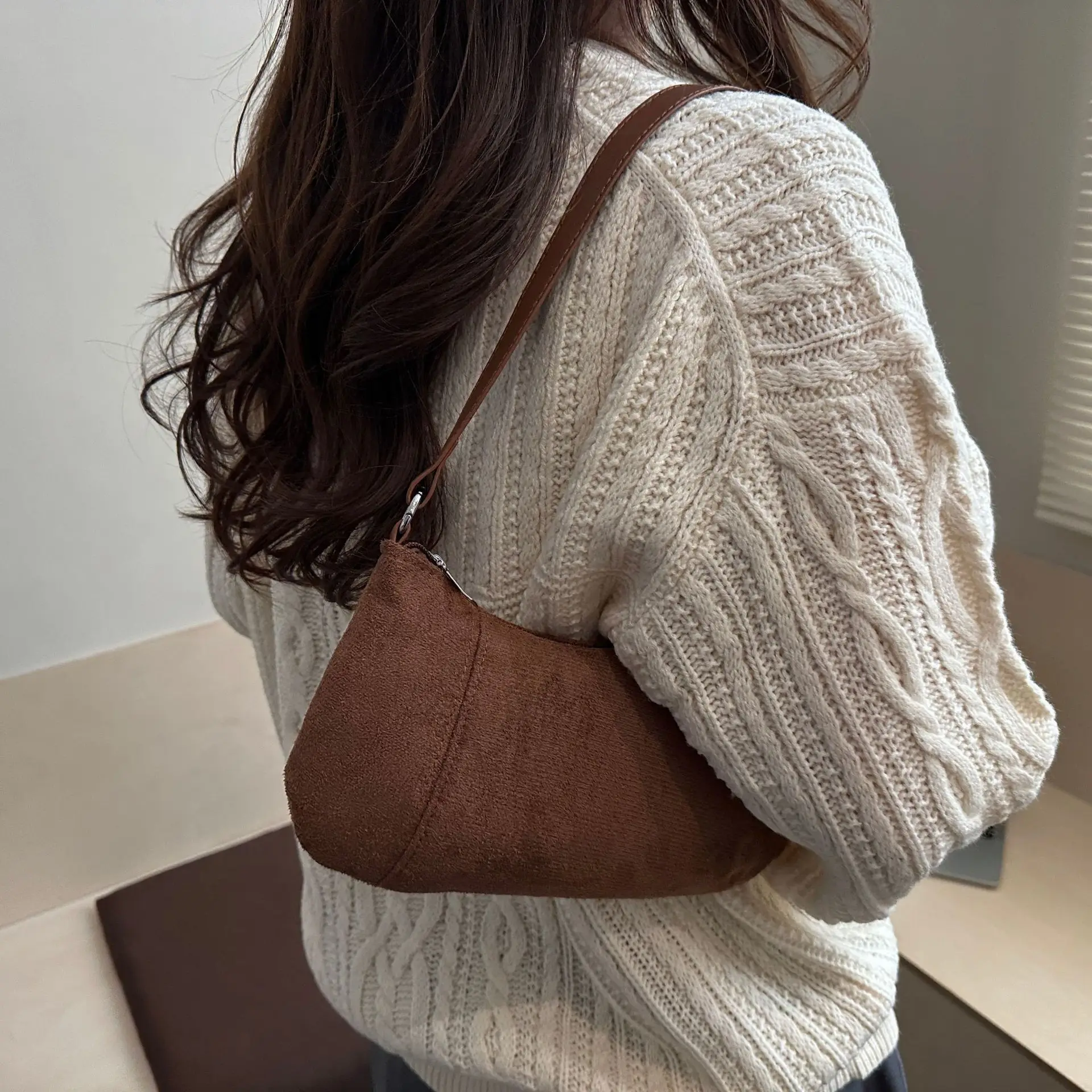 

2025 Winter Minimalist Dumpling Bag, Textured Shoulder Purse for Women, Niche Day to Night Crossbody, Casual Sling Bag