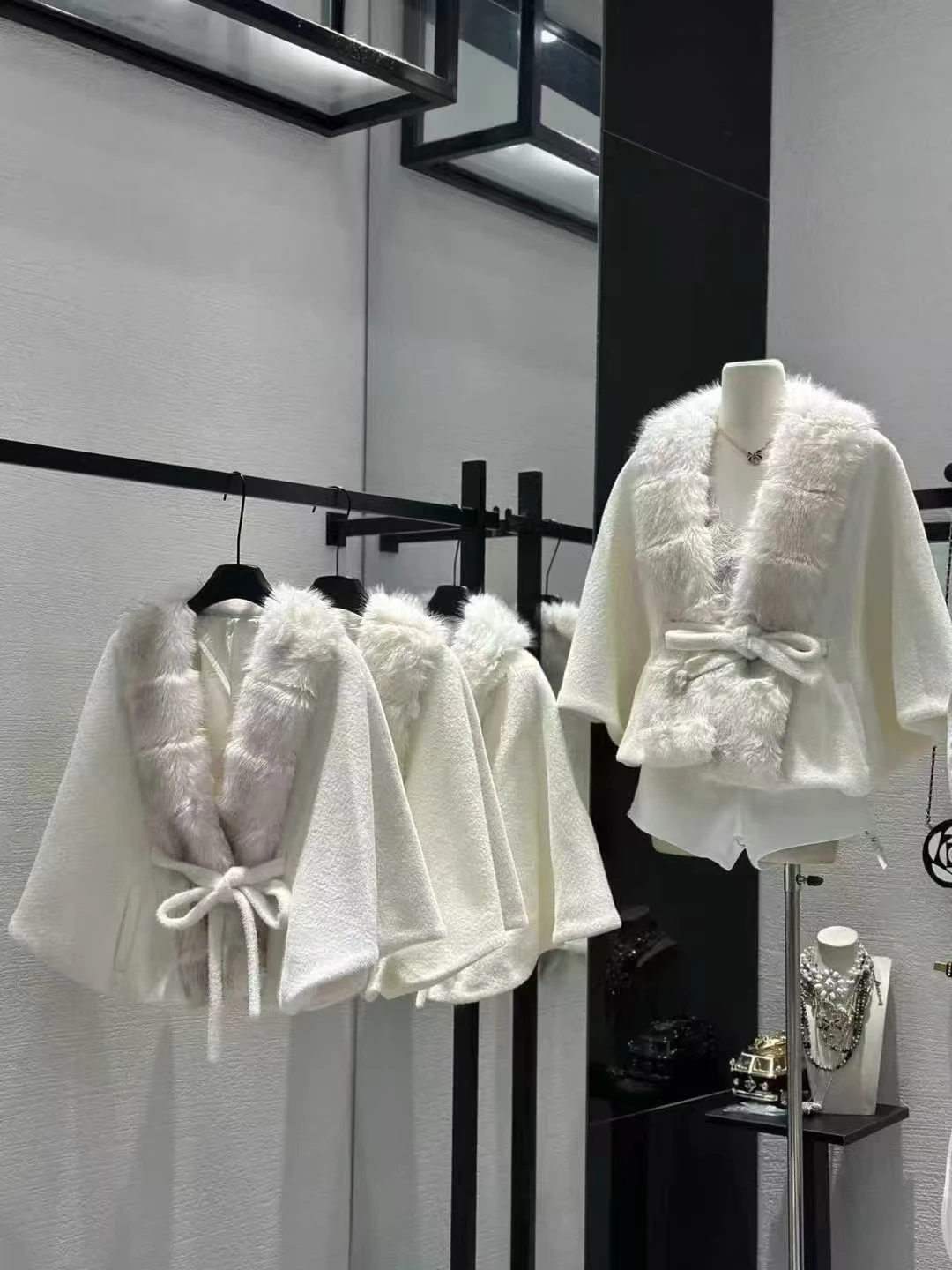 

Женская осенне-зимняя элегантная куртка-накидка из искусственного меха с v-образным вырезом, женская уличная одежда, свободная короткая накидка из шерсти, верхняя одежда