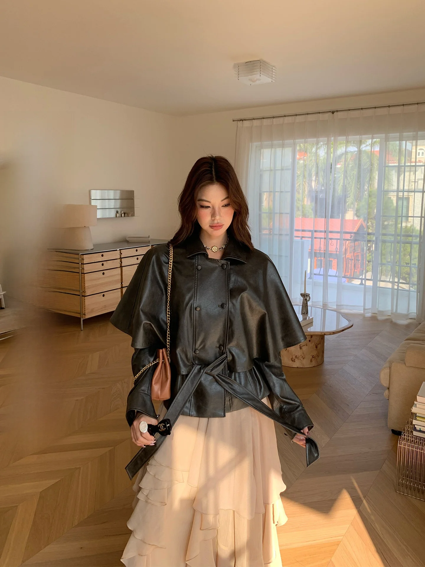 

Retro Design Cuirasee Jacket Women's Early Spring New Style Shoulder Padded Leather Coat Short Length Double Button Closure