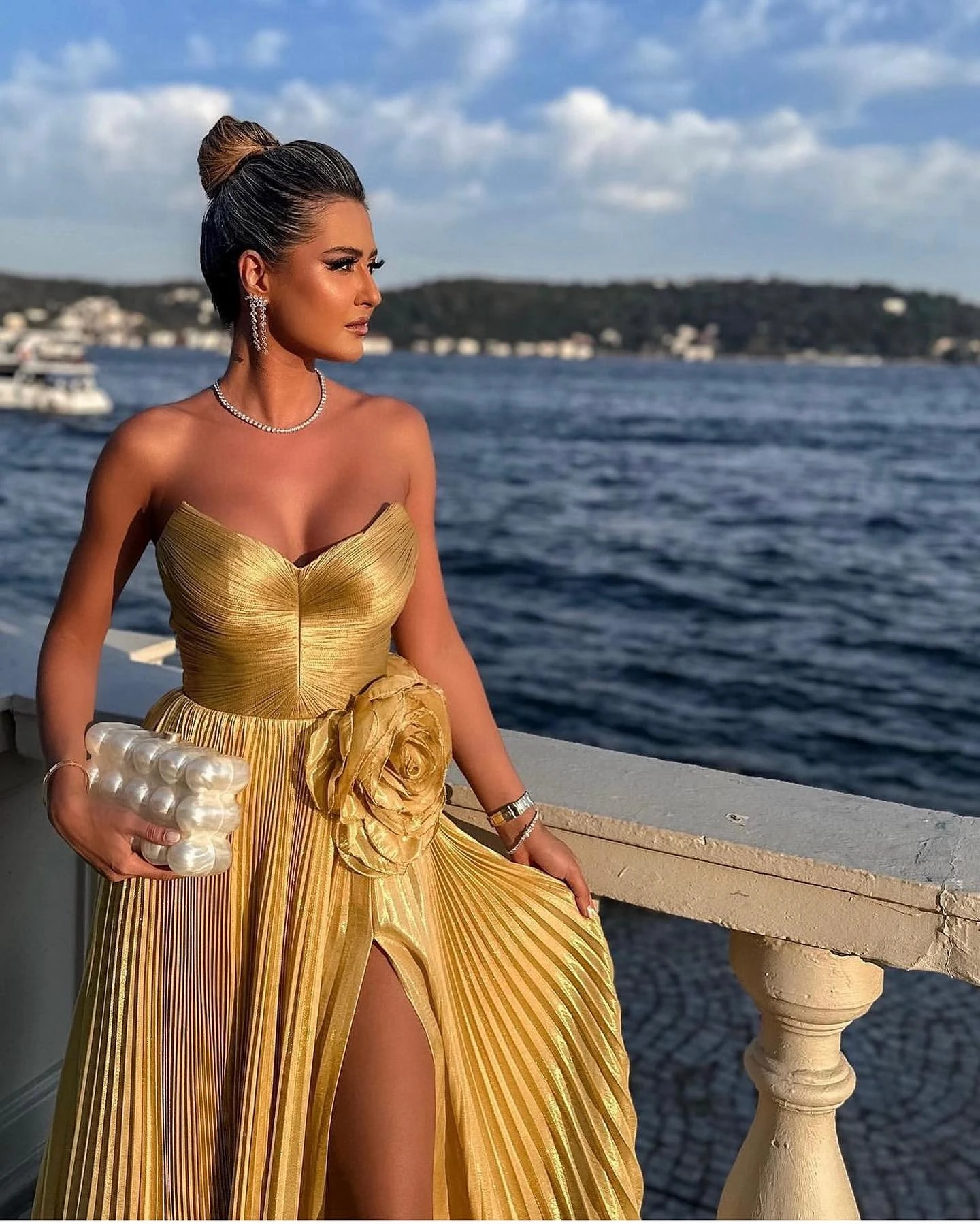 Shiny Strapless Golden Flods Evening Dress With Slit Custom Made Pleated Prom Party Dress With Flower Ever Pretty Woman Clothes