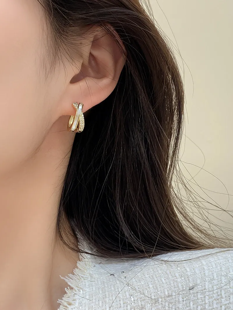 Luxuriöser Muschel-Zirkon-Kreuz-Ohrclip in Goldfarbe für 2026 – Neuer Modeschmuck für Hochzeiten und Partys, Damen-Ohrring-Accessoire – Detail 6