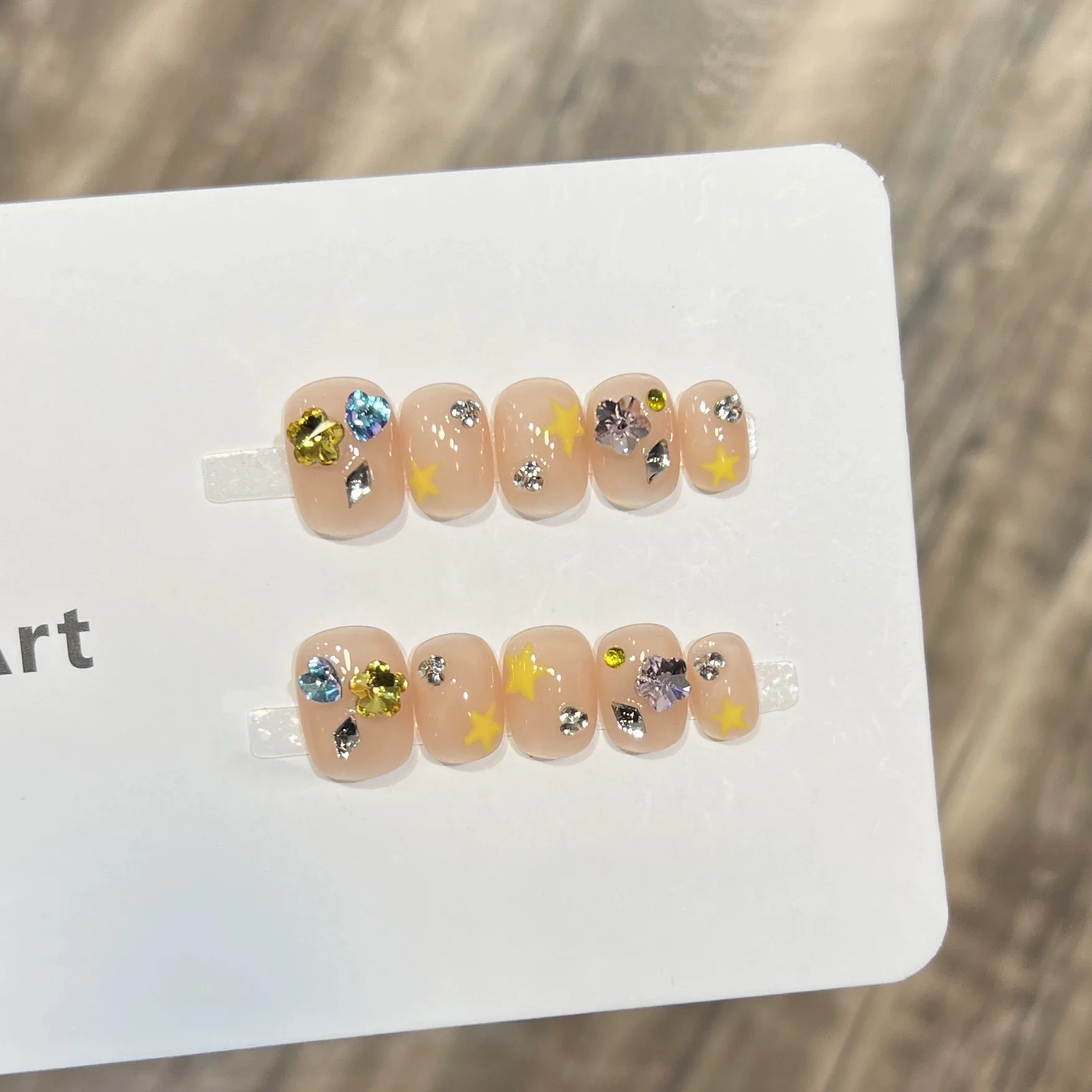 10 szt. Urocze sztuczne paznokcie w stylu Ins, ręcznie robione paznokcie dociskane, kwadratowe krótkie paznokcie w kolorze nude z gwiazdkami, cukierkowe cyrkonie, ozdobne, do noszenia.