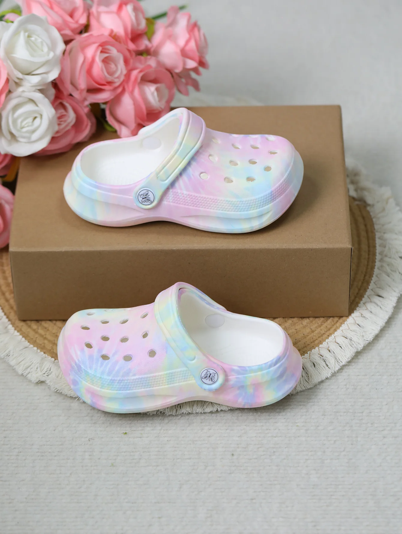 Kinder Slip-On Clogs und Pantoletten - Atmungsaktive, Wasserdichte EVA-Gartenschuhe mit Dekorativer Kette für Strand und Alltag 168 – Detail 13