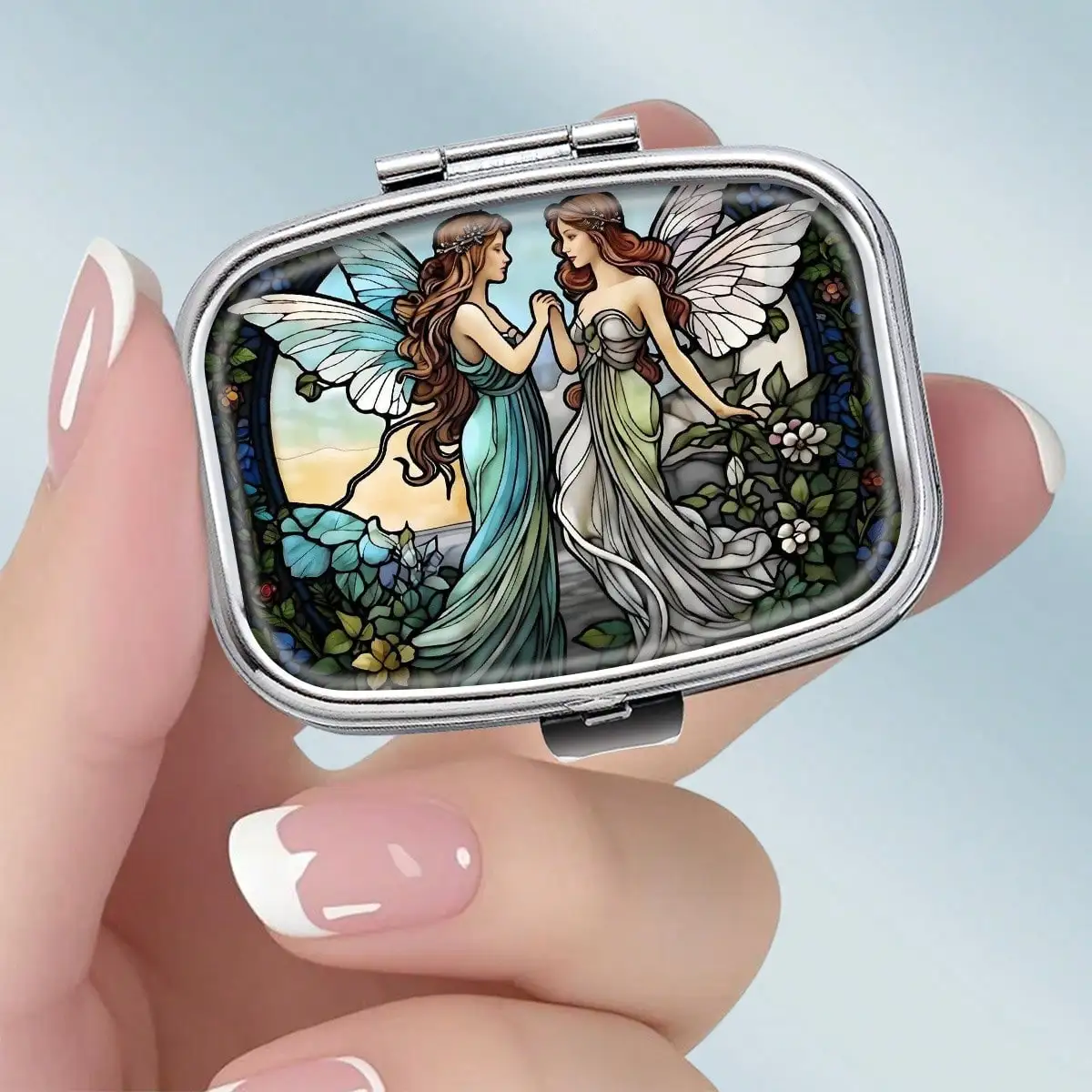This Portable Square Metal Pill Box Features a New Artistic Style, Decorated with a Grid Pattern and Double Flower Fairy Design, with a Double-Layered Compartment Design, Elegant and Aesthetically Pleasing, Making It an Ideal Choice for Storing Medicines 
