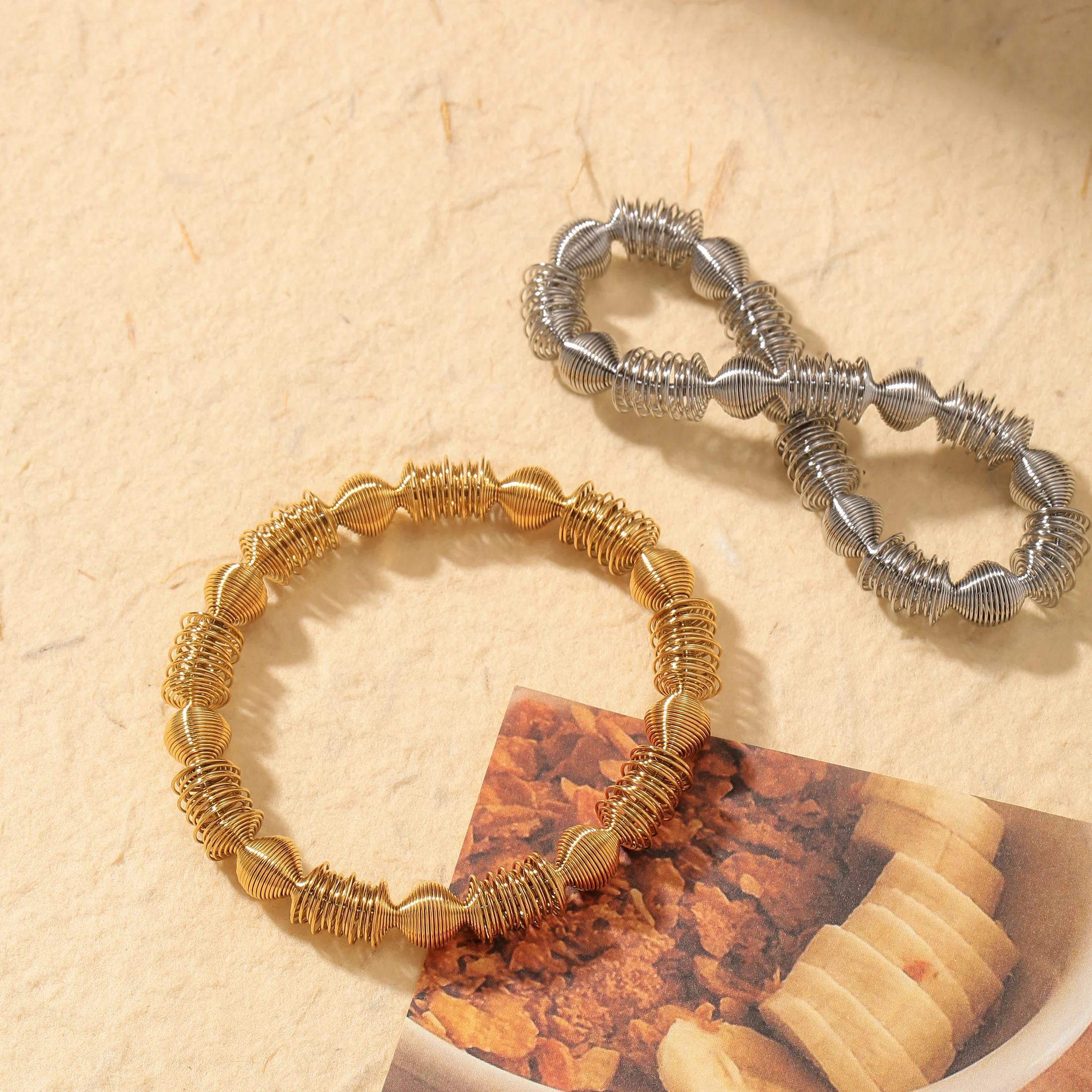 Vintage Alternativer Spiralperlen-Armreif 304 Edelstahl Einzigartiges Feder-Goldarmband