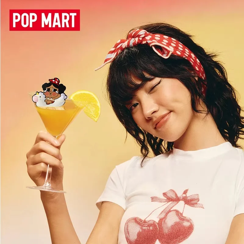 POP MART Crybaby Vacation Mode On Series แม่เหล็กติดตู้เย็น กล่องสุ่ม ของตกแต่งน่ารัก ของสะสม Crybaby กล่องปริศนา ของขวัญเซอร์ไพรส์เทศกาล