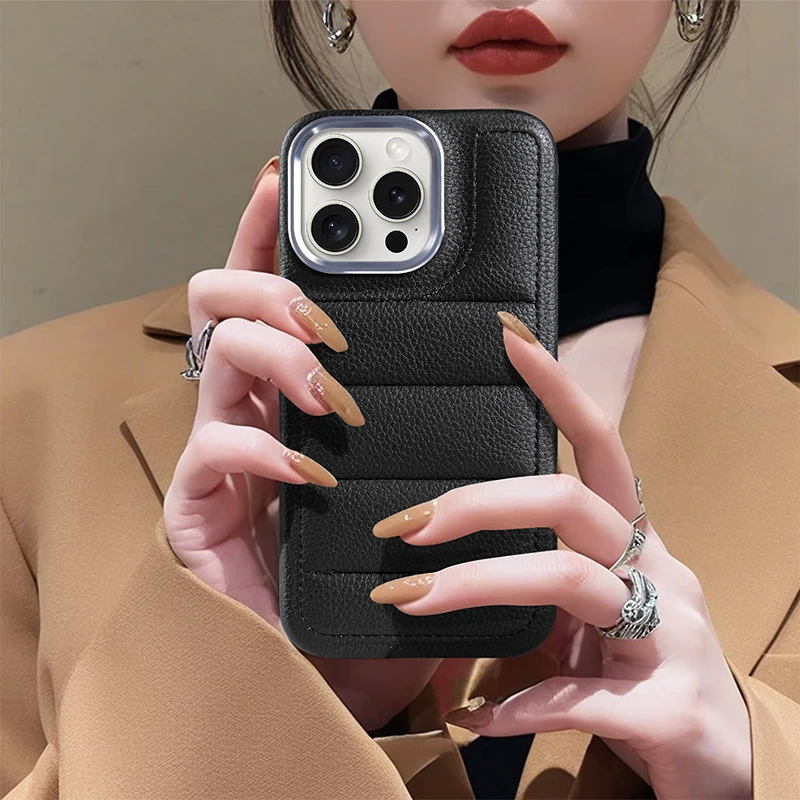 Luxus Daunenjacke Muster Metall Kamera Loch Rahmen PU Ledertasche für iPhone 16 15 14 Plus 13 12 11 Pro Max Abdeckung
