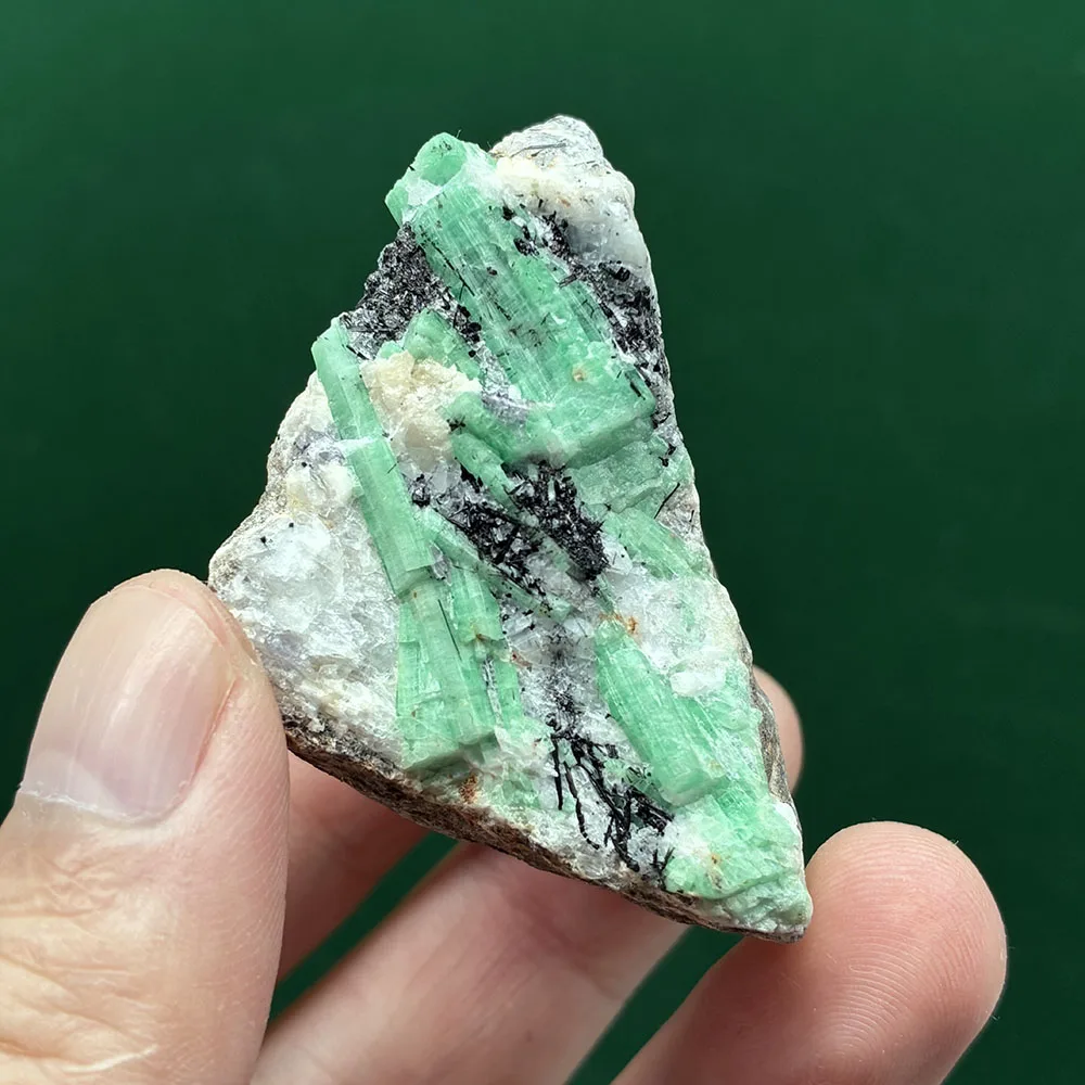 A0-5A 1PCS 100% Natural Green Emerald Mineral Gem-Grade Specimens Stones And Crystals Quartz Malipo