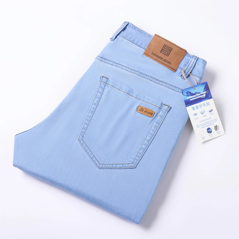 2025 Jeans elasticizzati slim azzurri da uomo nuovi estivi Lyocell stile sottile moda casual pantaloni in denim di seta di ghiaccio pantaloni di marca maschile