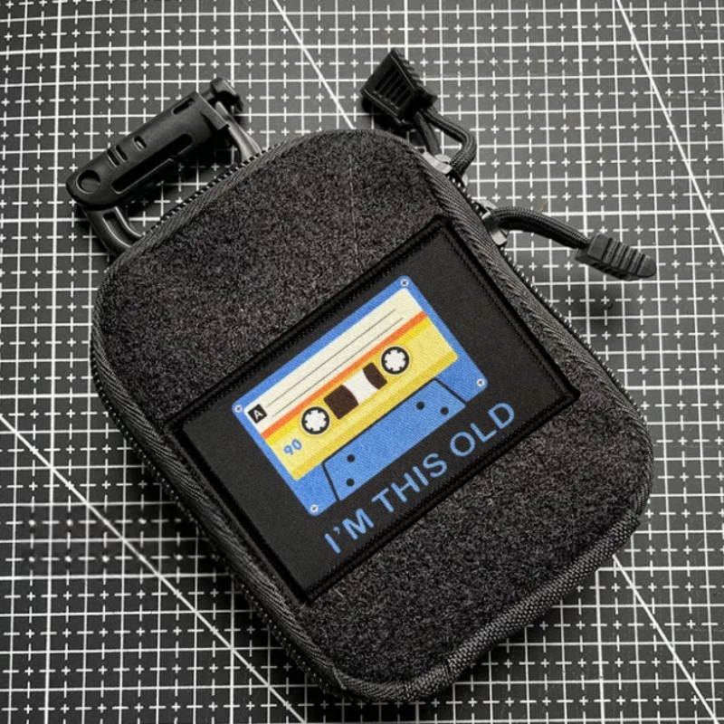 Parche táctico velcro frase I'm this old para brazo y ropa - imagen 3