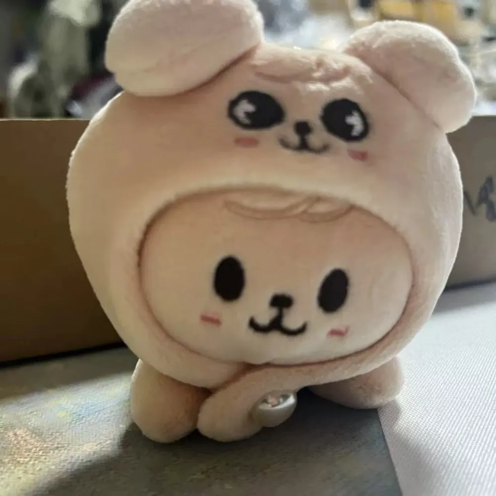 

Плюшевый брелок-подвеска SKZOO Stray Kids: лежащие персонажи в шапках, мультяшный дизайн. Подарки для фанатов (Феликс, Хёнджин, Чан, Джи-сун, Уджин).