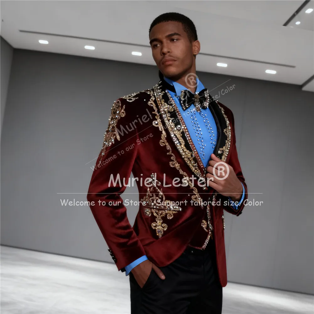 

Винно-красный бархатный костюм для мужчин, комплект из 3 предметов, однобортный пиджак для жениха, роскошные мужские свадебные смокинги с кристаллами и бисером 2026