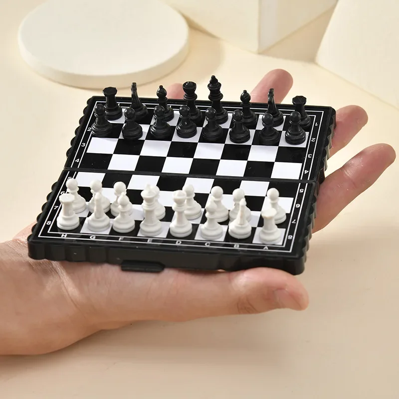 Mini jeu d'échecs magnétique portable, échiquier pliable, jeu de société en plastique, jouet pour enfant, extérieur QLYX03