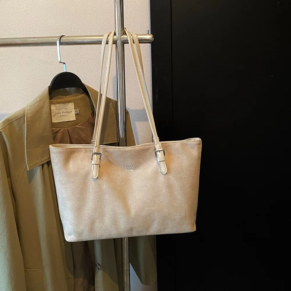 

Повседневная сумка-тоут в корейском стиле из искусственной кожи, бархатная сумка через плечо с буквенным принтом, вместительная универсальная замшевая сумка для путешествий