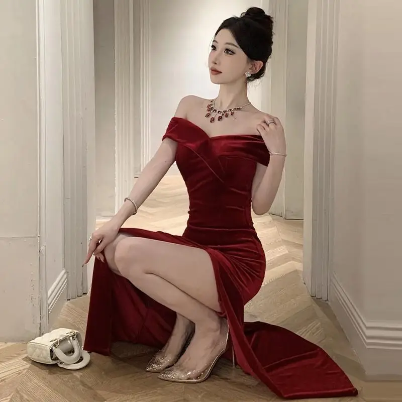 Battle Robe Velvet One Shoulder Dress Women\'s Autumn and Winter Style High End Hepburn Style Slimming Fishtail Skirt Medium Long