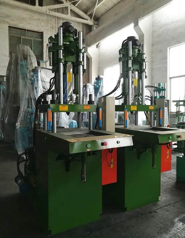 Prise de courant en plastique à haute efficacité faisant une machine de moulage plastique verticale avec double table coulissante