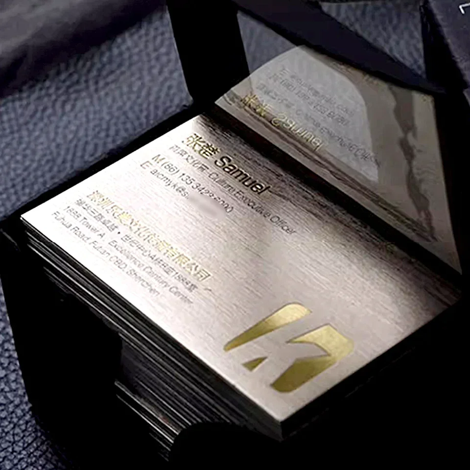 بطاقة عمل فاخرة مخصصة من الفولاذ المقاوم للصدأ مع بطاقة NFC معدنية مخفية مطبوعة بشعار محفور وبطاقة ائتمان VIP فضية اللون