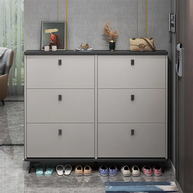 door is against the wall, and the entrance outside the door is simple, modern, large-capacity storage, narrow shoe rack.