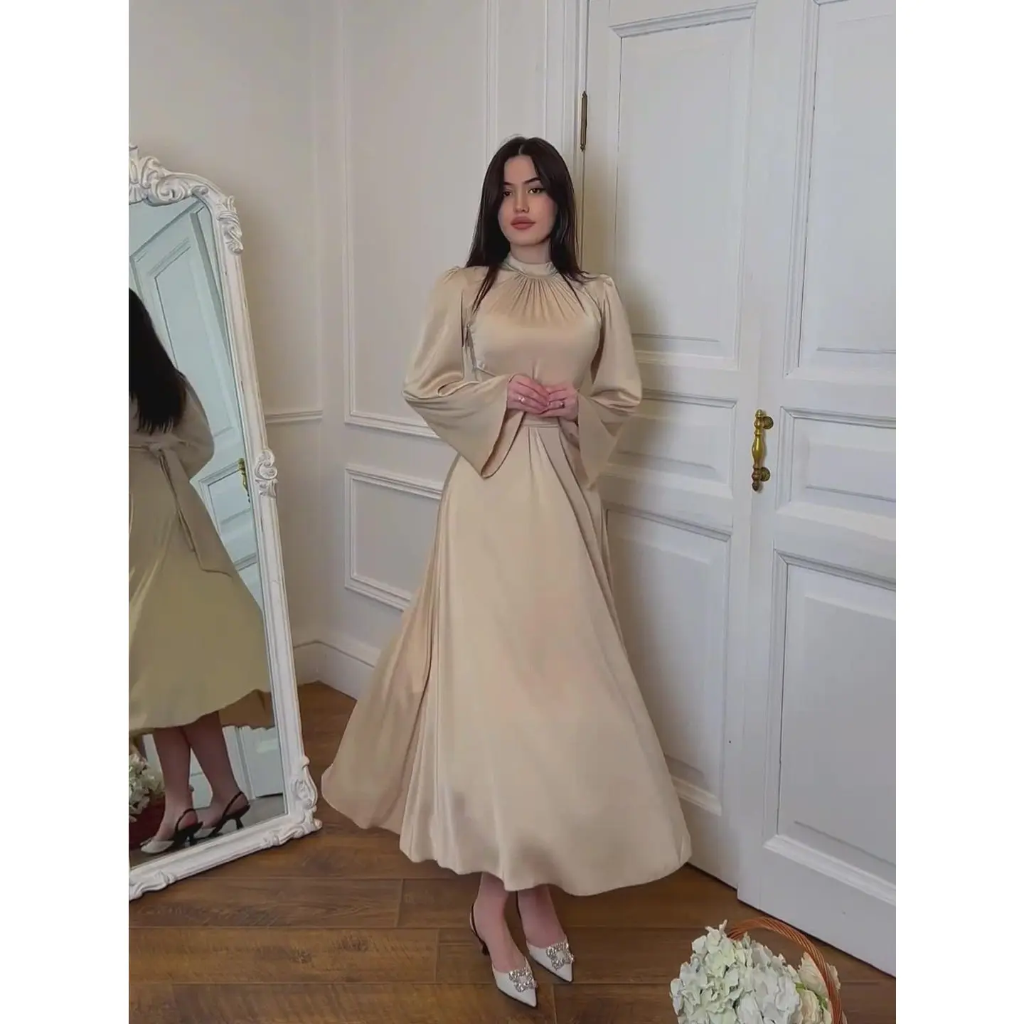 

Длинное платье из атласа цвета шампань с поясом, расклешенными рукавами, воротником-стойкой, из других материалов, 100% для осеннего сезона