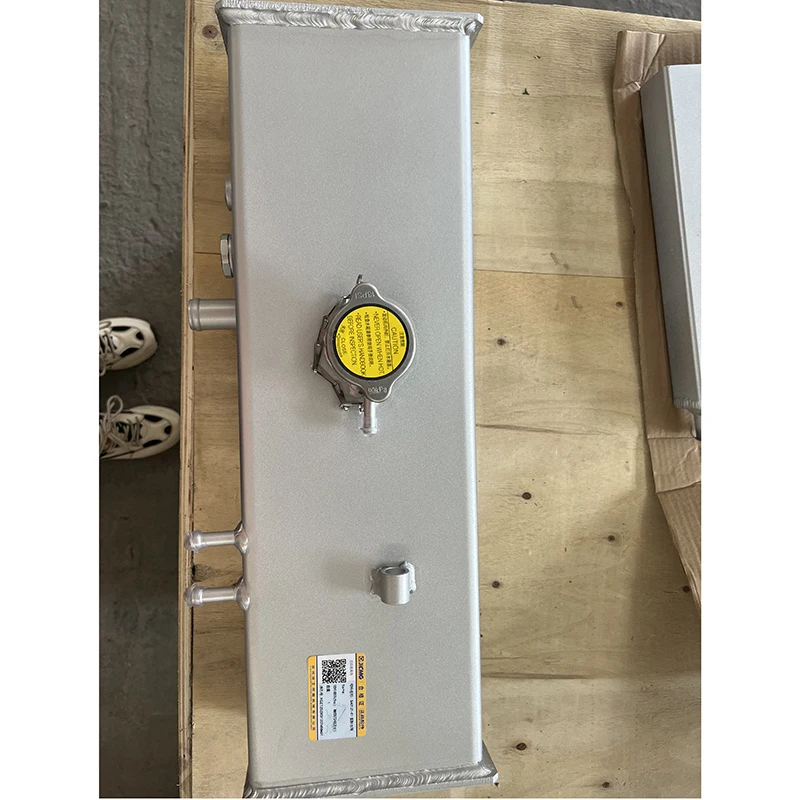 Marchio cinese 860572432    Il tappo dell'olio del serbatoio del serbatoio del serbatoio increspatto del serbatoio di sovratensione del carburante in alluminio dei ricambi auto del motore può nuove condizioni