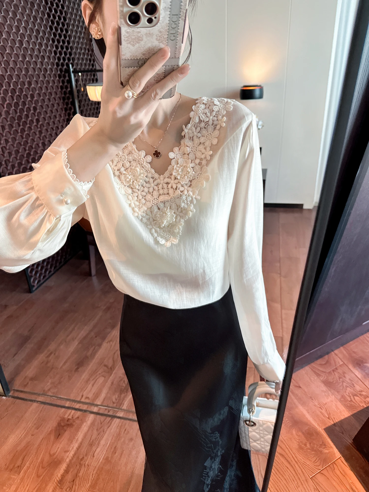 

Женская деловая повседневная блузка из ацетата с глубоким V-образным вырезом, сложной вышивкой и дизайном в виде белых цветочных ветвей.