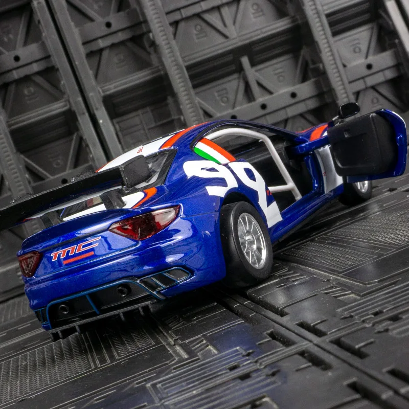 1/32 Maserati MC GT4 coche de carreras de aleación modelo de juguete puertas de Metal fundido a presión vehículos abiertos modelos sonido luz colección regalos para niños