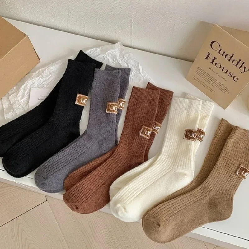 1-10Pairs الشتاء سميكة الدافئة جوارب مبطنة بلون منتصف العجل الجوارب النسائية عادية شعار مطرز كومة الجوارب ملابس الطقس البارد