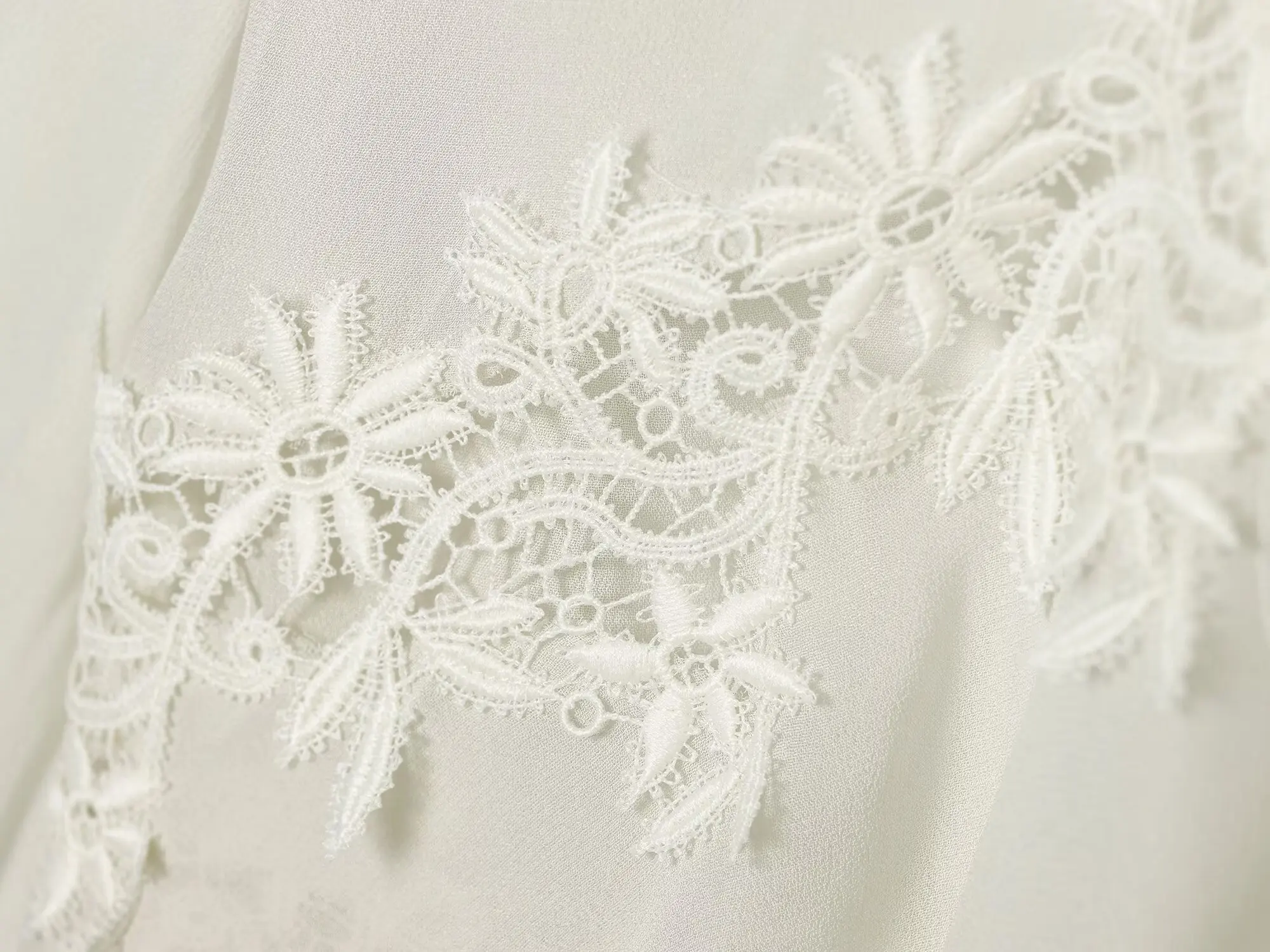 KONDALA Damen Elegante Schicke Spitzenblusen mit Stickerei, Urlaubs-Freizeitbluse mit Schnürmanschetten, Durchsichtige Bluse, 2026 Sommer Trendige Street-Bluse – Detail 9