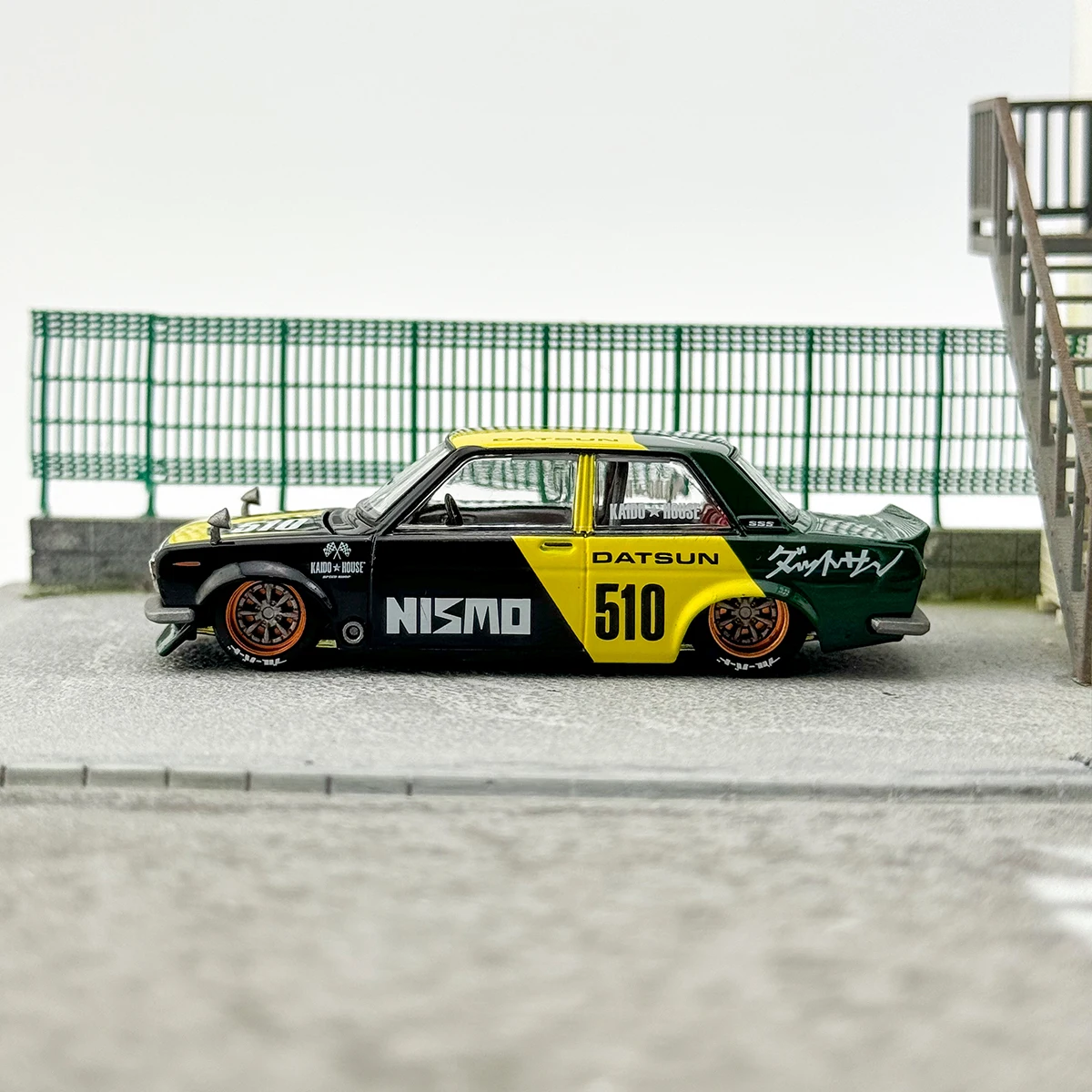 TSM KAIDO HOUSE MINIGT 1/64 KHMG131 Datsun Street 510 Racing V2 Vernis Chase Groen Geel gegoten legering automodel