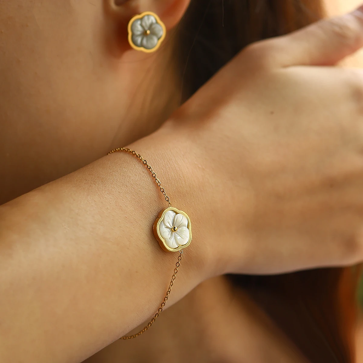 

WILD & FREE White Shell Charm Flower Bracelet for Women 18K Gold Plated Stainless Steel Trendy Waterproof Jewelry Gift