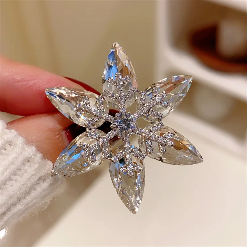 Snowflake Brooches For Women Girl  Shine Zirconia Stone Sparkling Fashion Accessories Romantic Fine Jewelry Party Gift Brooch