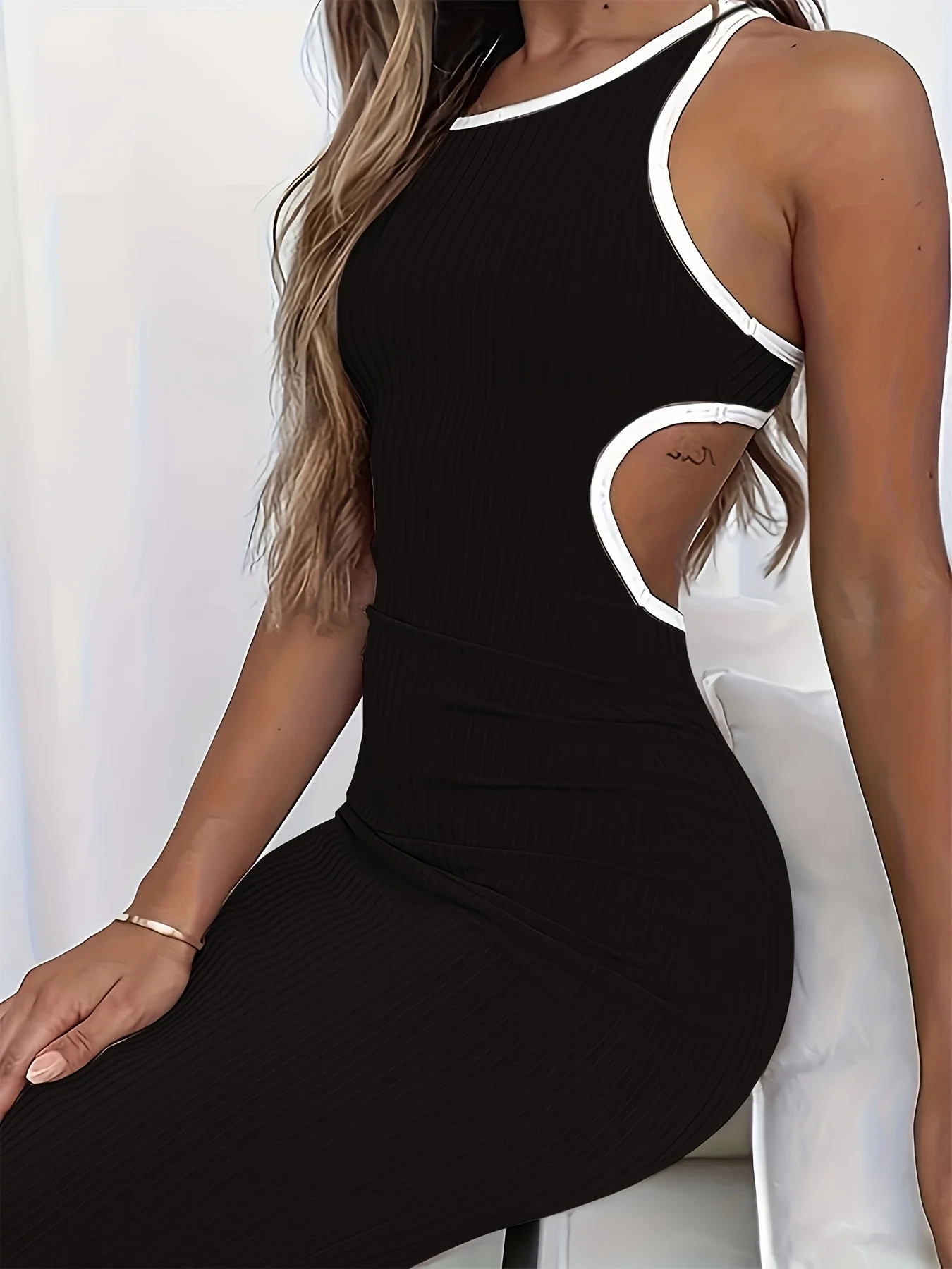 Modna damska sukienka typu halter w jednolitym kolorze z bocznymi wycięciami i białym wykończeniem, dopasowana sukienka bodycon na imprezę, na co dzień i na randkę wieczorową.