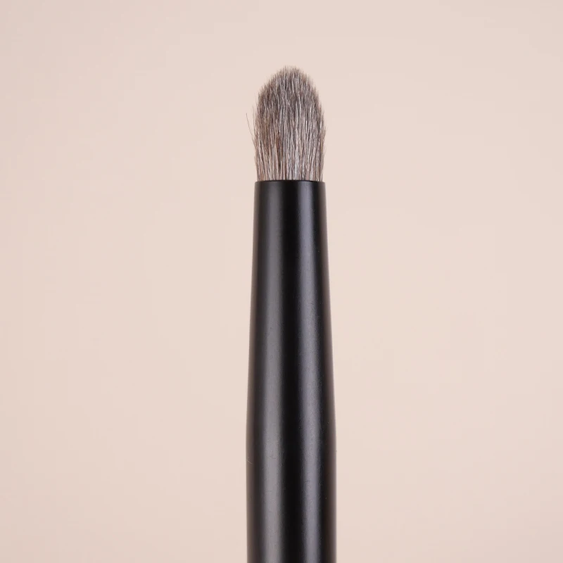 Yizhibi professional hand-made makeup brush face brush eye shadow brush red squirrel mixed with high quality goat hair.