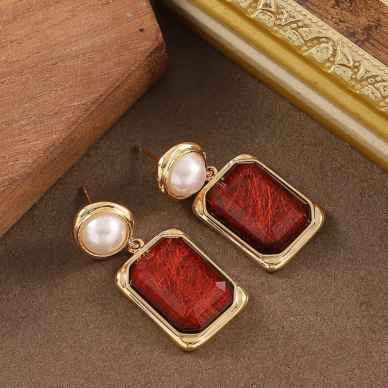 Stylish and simple Klein blue geometric resin drop earrings, pearl earrings, light luxury and fashionable commuting earrings