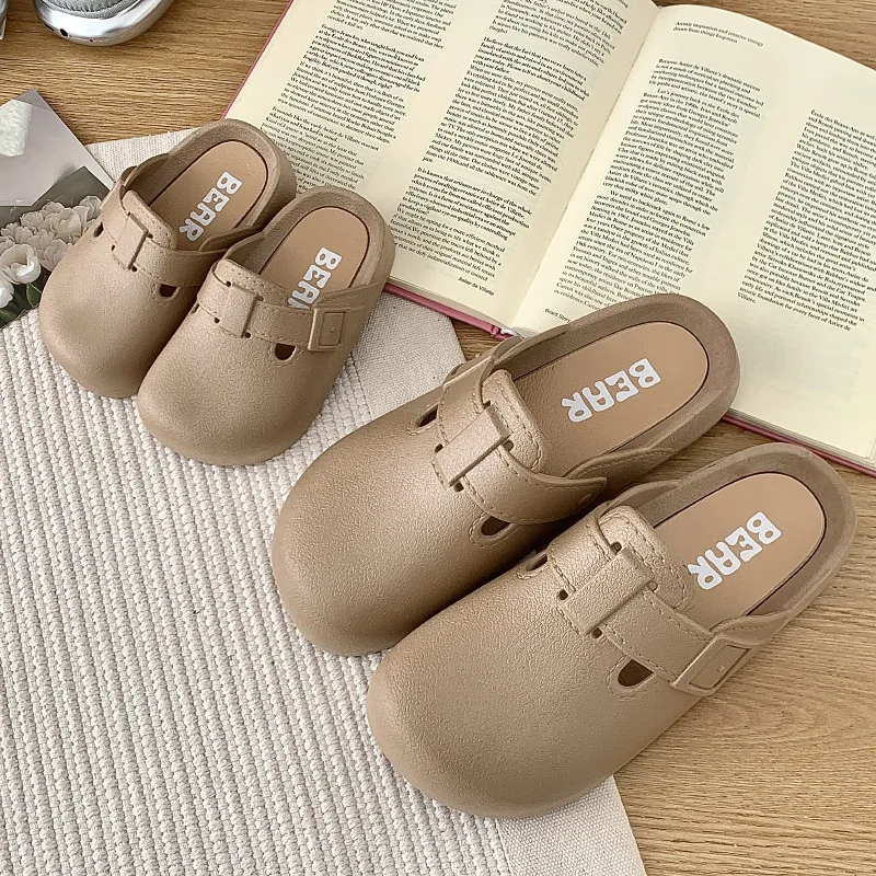 شباشب أطفال 2025 بناتي أولاد بنعال ناعمة حقائب أطفال أحذية مثقوبة صنادل منزلية وأطفال