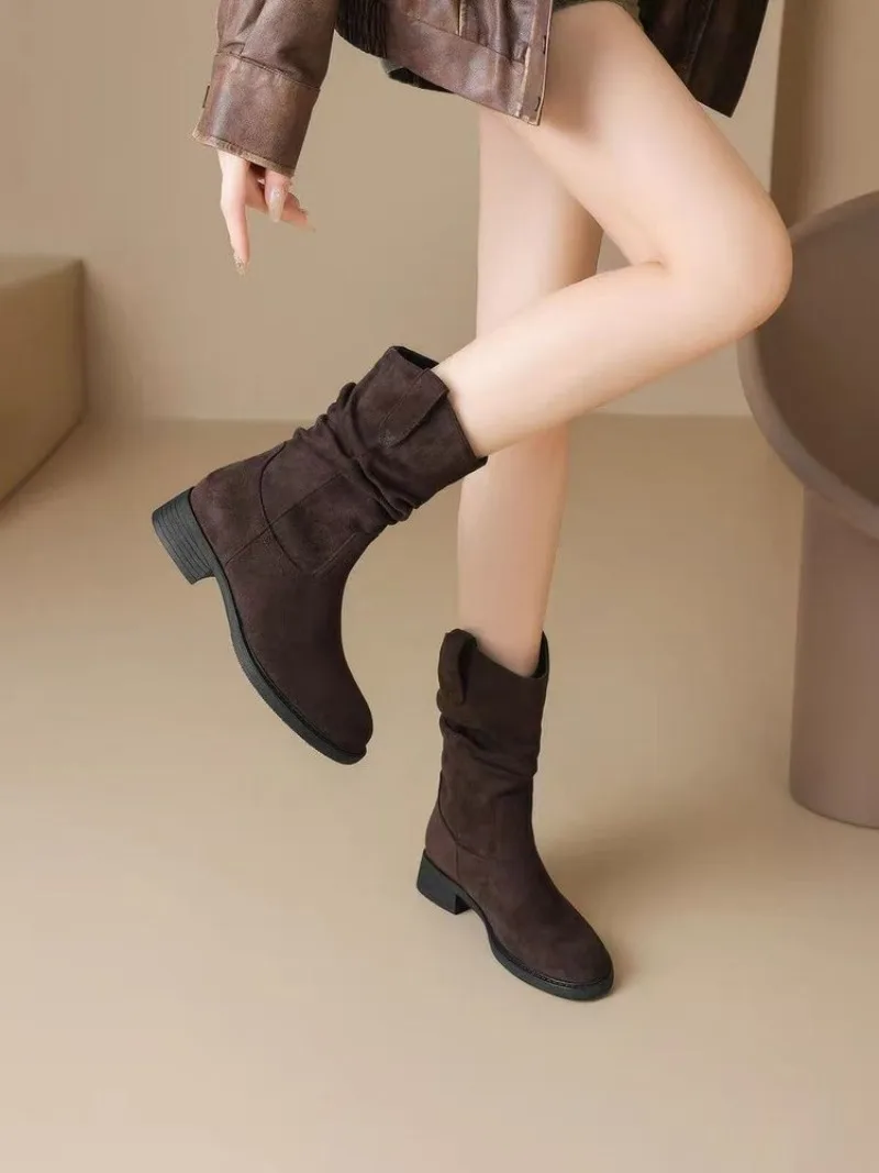 Damen-Westernstiefel, mittelhoch geschnitten, mit flachem Absatz und eckiger Zehenpartie. Obermaterial aus weichem Wildleder, gerafftes Schaftdesign. Vintage-Mode-Stiefel – Detail 5