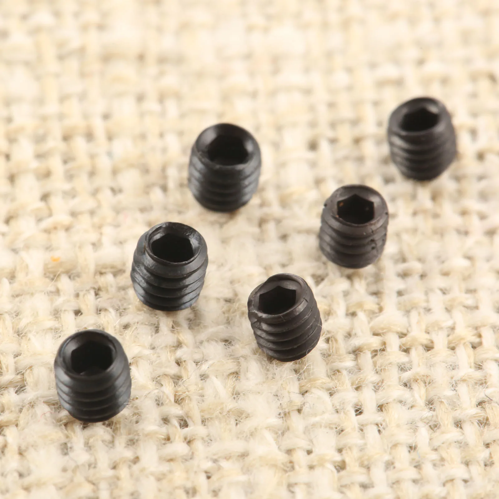 100pcs 1.5mm/1.6mm Industrial Sewing Machine Six Angle Pin Screws Metal Needle Support Screws for Flat Seaming Machines