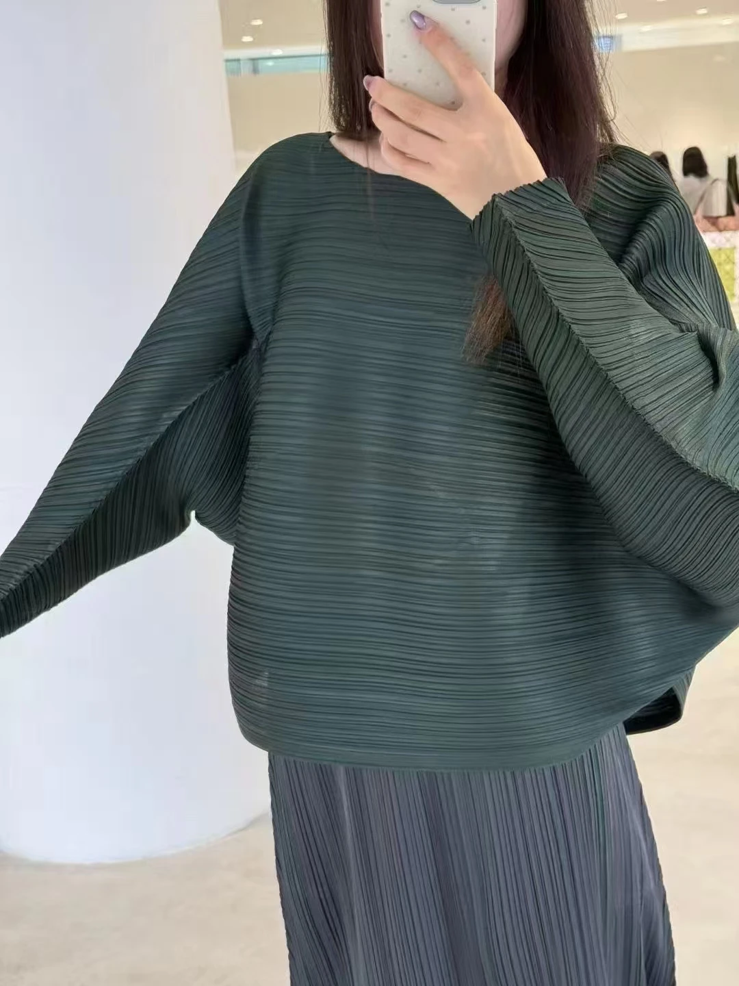 เสื้อครอปทรงพลีท คอกลม แบรนด์ Miyake สำหรับผู้หญิง ฤดูใบไม้ผลิ ฤดูร้อน รุ่นใหม่ สไตล์ลำลอง สีพื้น เรียบหรู แขนยาว เสื้อคลุมคาร์ดิแกน ผ้าบางเบา ปี 2025