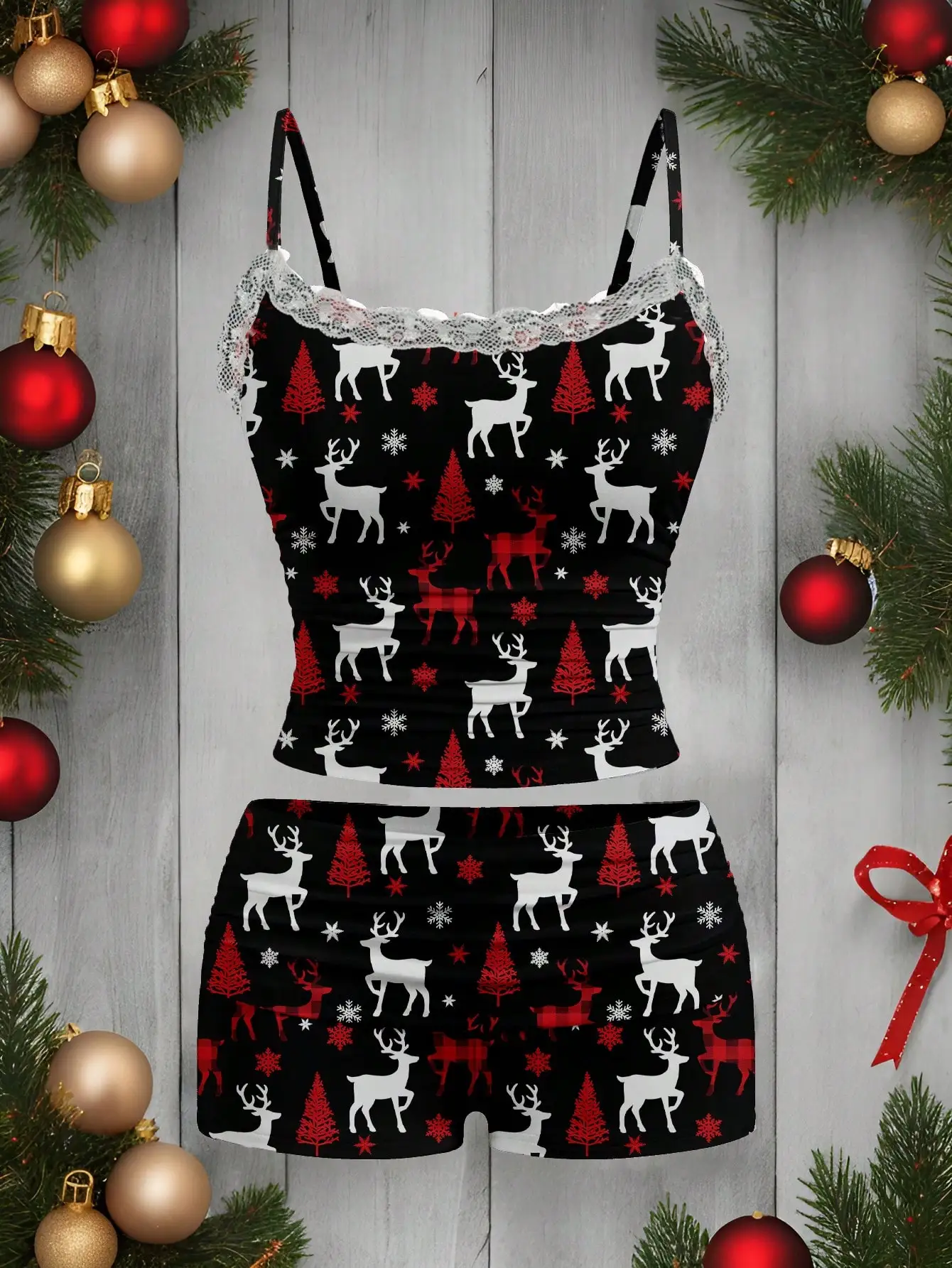 

Комплект женской праздничной пижамы: топ-ками с кружевной отделкой и принтом «Рождественский олень» и шорты