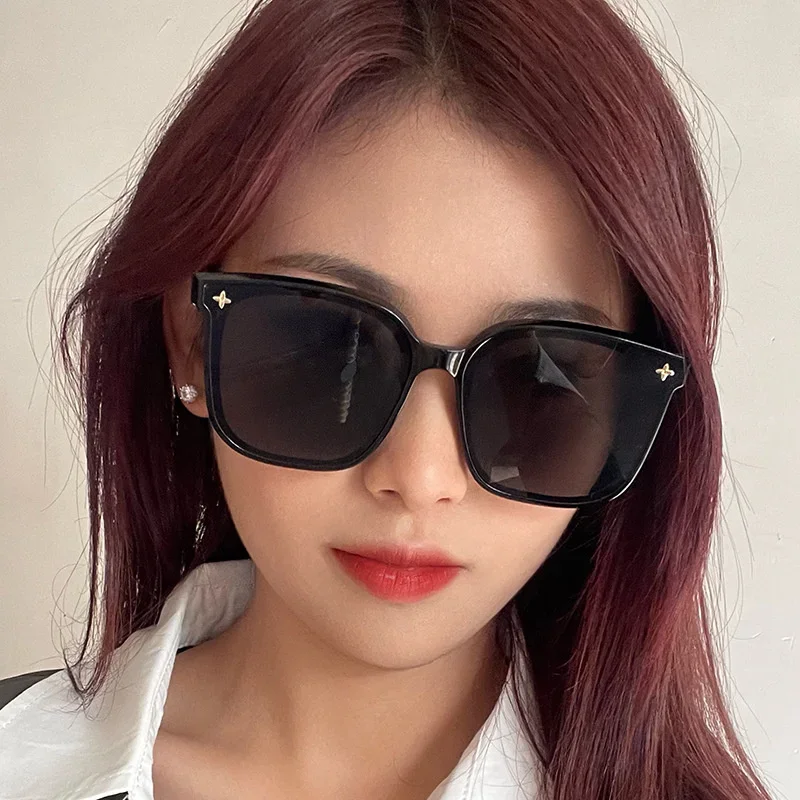 بث مباشر جديد لمشاهير الإنترنت بنفس النظارات الشمسية، وسلسلة معدنية، والنظارات الشمسية ذات النسخة الكورية الراقية، وكبيرة