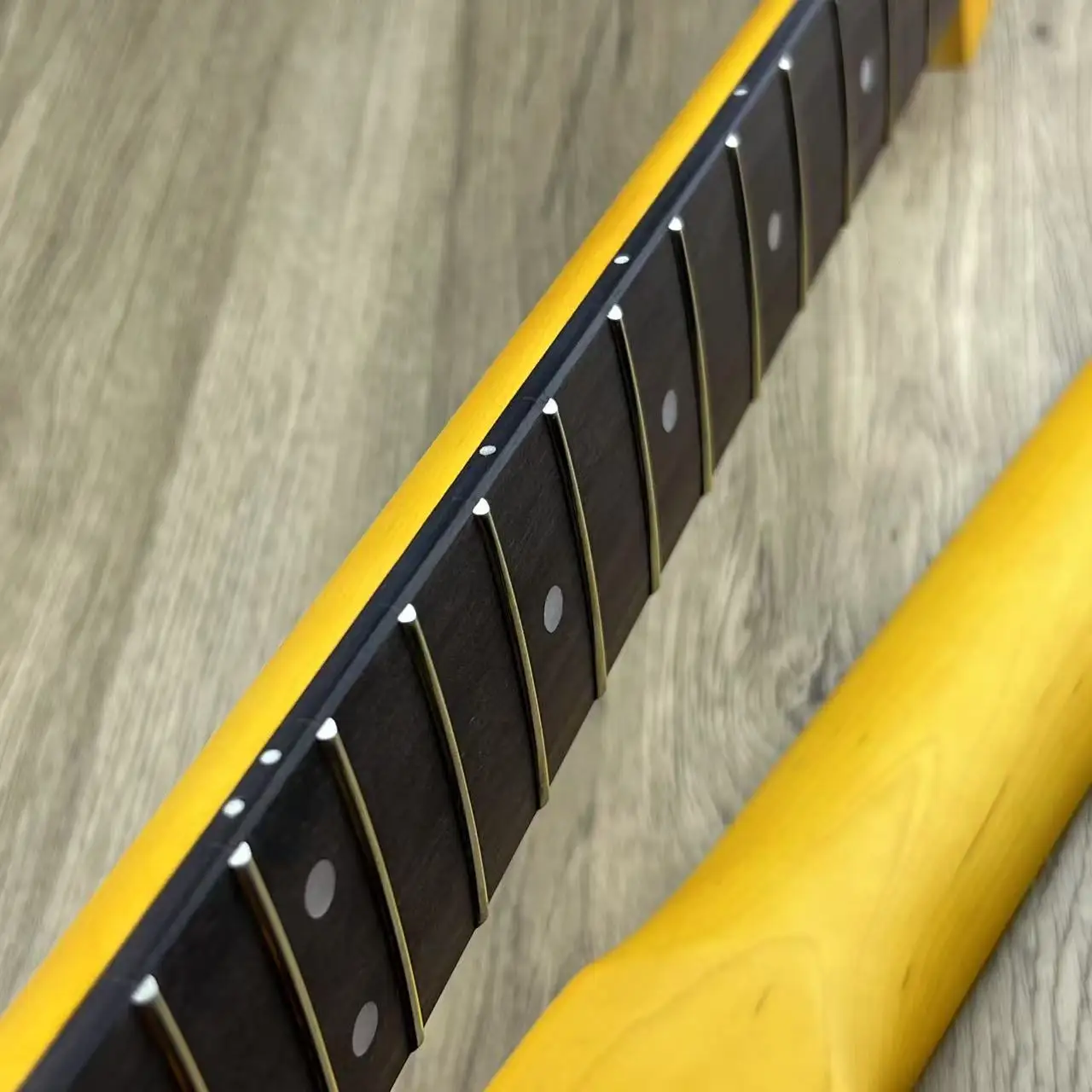 ジャガースタイルギターネック - 21フレットローズウッド指板、9.5インチラジアス、調整可能なトラスロッド、交換用エレキギターネック