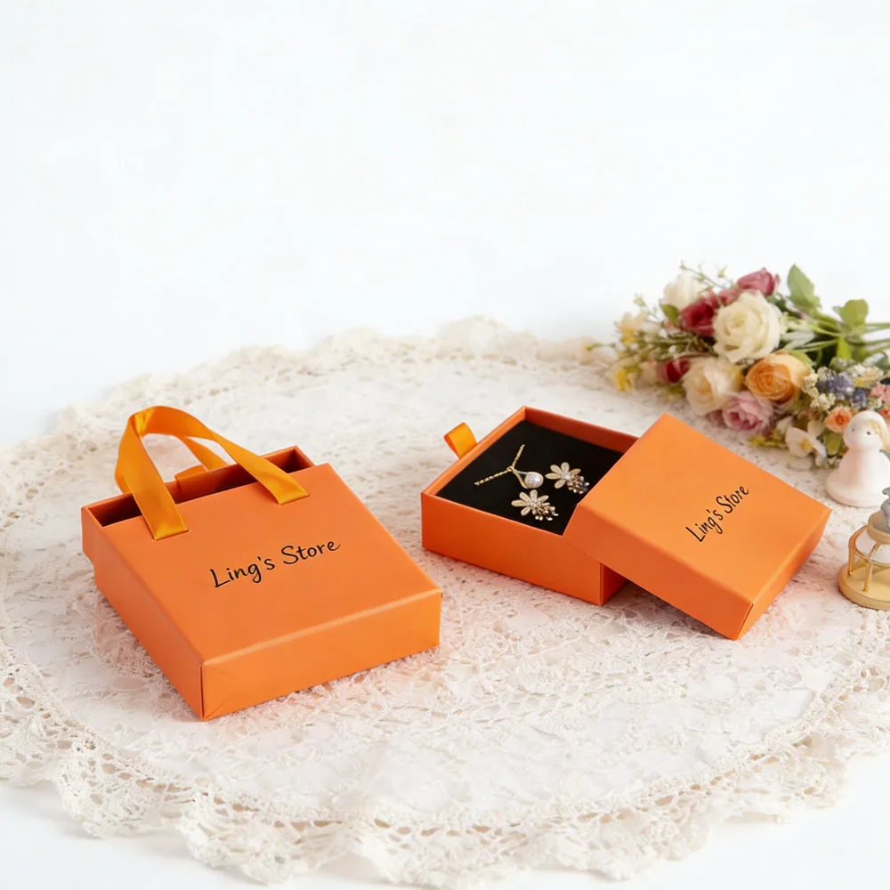 

50 шт. подарочных коробок для свадебных сувениров с индивидуальным логотипом, оранжевые, для ювелирных изделий, портативные, для колец, серег, браслетов, бумажные коробки с ручкой