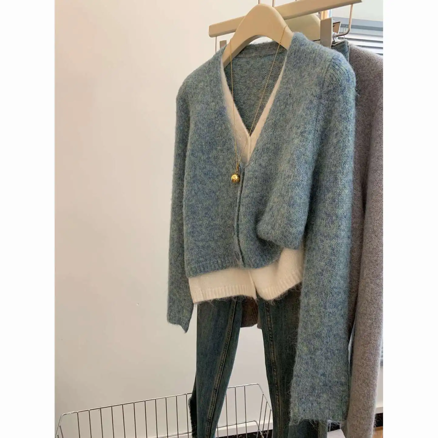 

Элегантный вязаный ложный свитер из двух предметов с v-образным вырезом, верхняя одежда, женский миниатюрный кардиган в ленивом стиле, шикарный повседневный топ ранней осени 2025