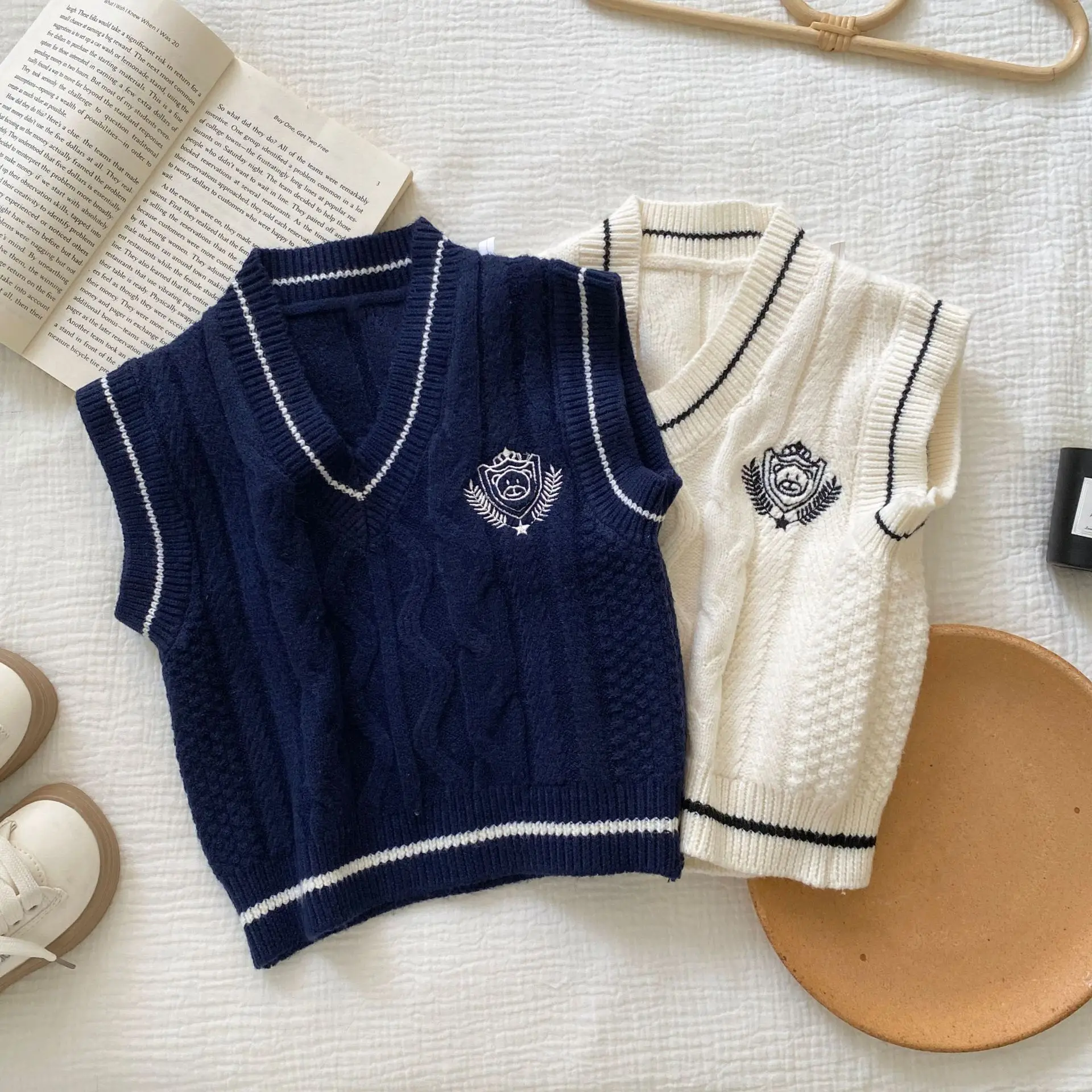 

Новинка 2023 года, красивый вязаный жилет с v-образным вырезом для мальчиков, осенне-зимний свитер без рукавов с вышивкой в студенческом стиле, жареное тесто