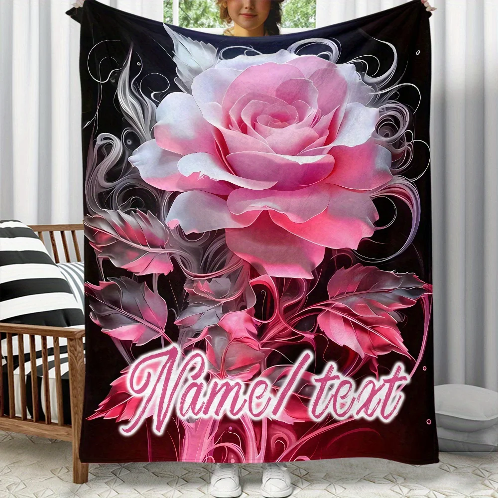 بطانية من الفلانيل الوردي ذات اسم مخصص، ناعمة وخفيفة الوزن مع تصميم الأزهار للأريكة والسرير والسفر والتخييم #1
