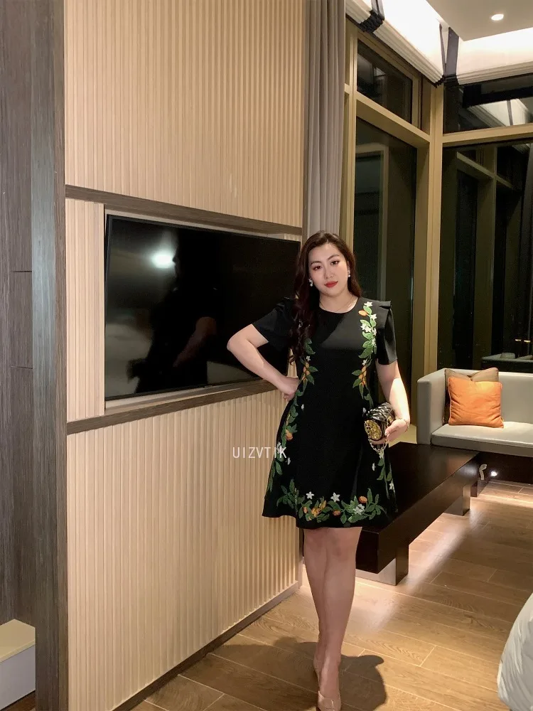 فستان حفلة موسيقية قصير أنيق بالإضافة إلى حجم الرقبة المستديرة قصيرة الأكمام تنورة صغيرة الملابس النسائية التطريز المطبوعة الماس المنقع اللباس