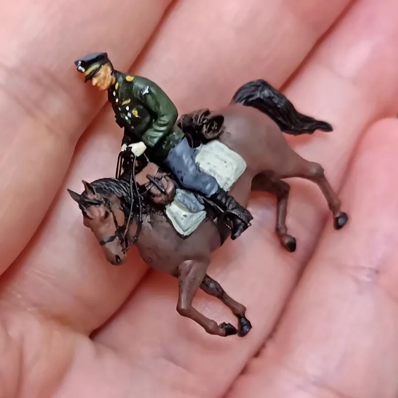 Miniature model 1/72  winter officer  soldiers  riding  horse