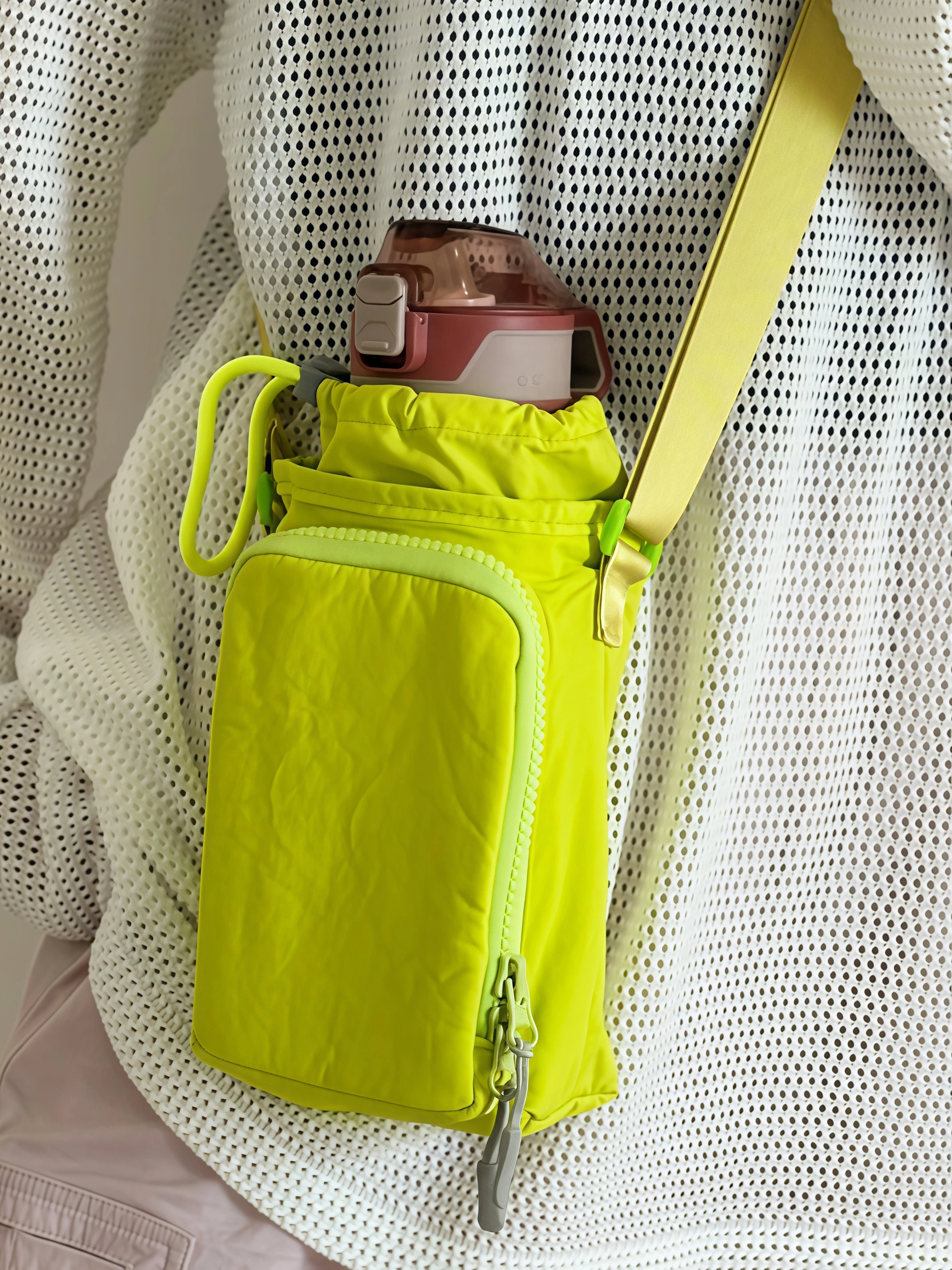 Small Water Bottle Carrier Bag with Adjustable Shoulder Strap Convenient Outdoors Water Bottle Pouch with Phone Pocket