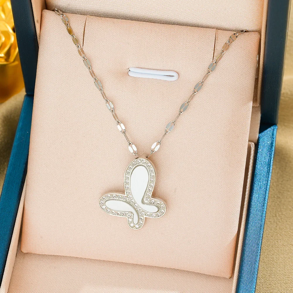 Новейшее колье из титановой стали «Маленькая бабочка» 2025 года — это супермодно и универсально для девочек.