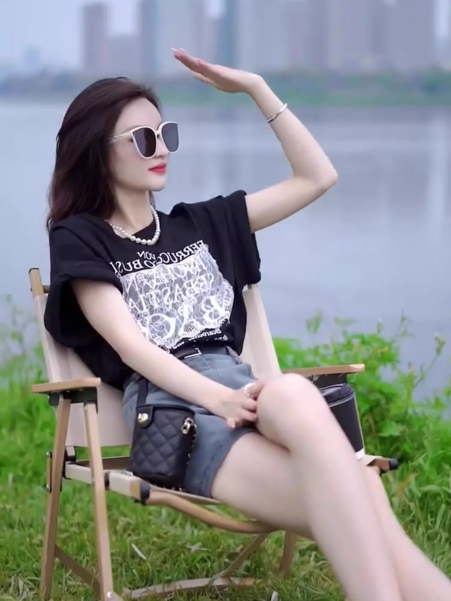 Summer 2025 Women's Black Short Sleeve T-Shirt Design Sensation Small Crowd Shoulder Leveling Slimming Top Korean Style Commute